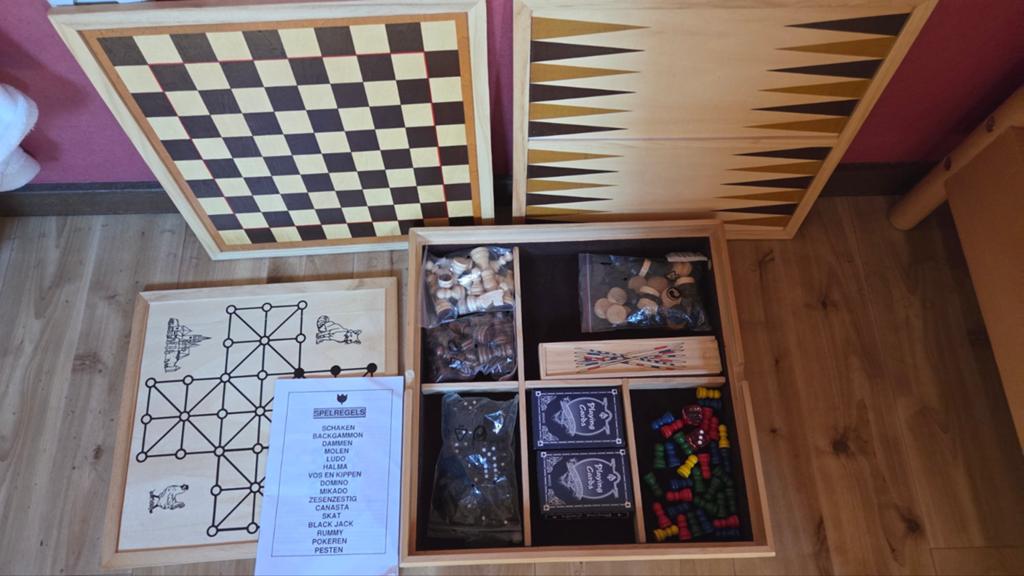 Houten box met Schaken, Backgammon, Ludo en meer, Vijf spelers of meer, Ophalen of Verzenden, Gebruikt, Onbekend