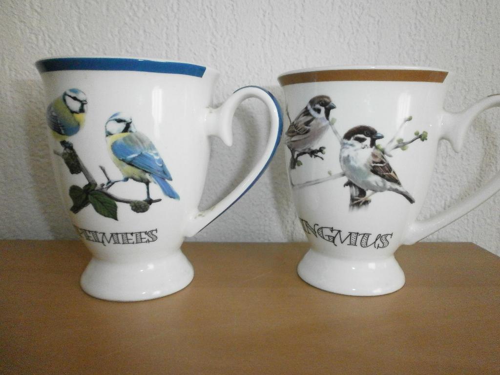Twee mooie vogel mokken van ELLES (huismus en pimpelmees), Huis en Inrichting, Keuken | Servies, Ophalen of Verzenden, Zo goed als nieuw