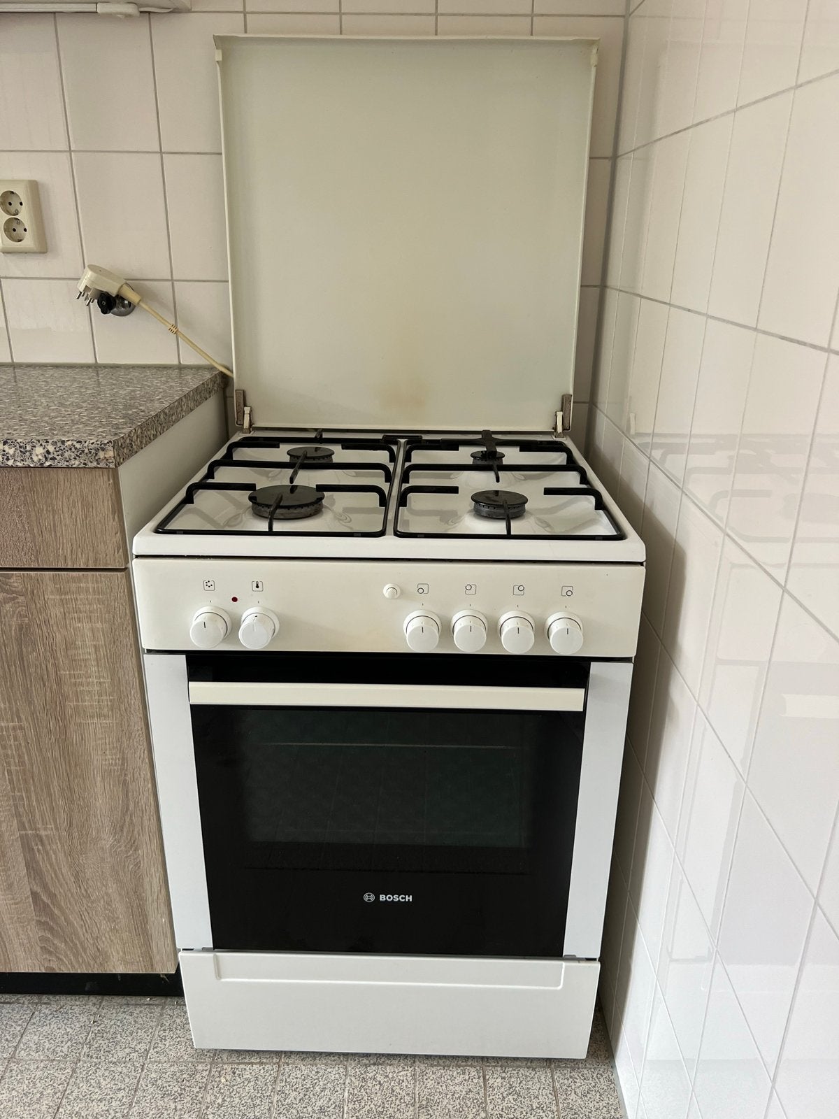 Bosch gasfornuis met oven - Wit, 4 pitten, Witgoed en Apparatuur, Fornuizen, Ophalen, Gebruikt, 60 cm of meer, Grill