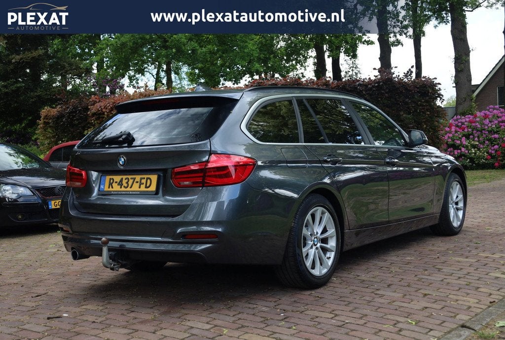 BMW 3-serie Touring 318i Executive Aut. | Panorama | Full Le, Automaat, Gebruikt, 1465 kg, Leder