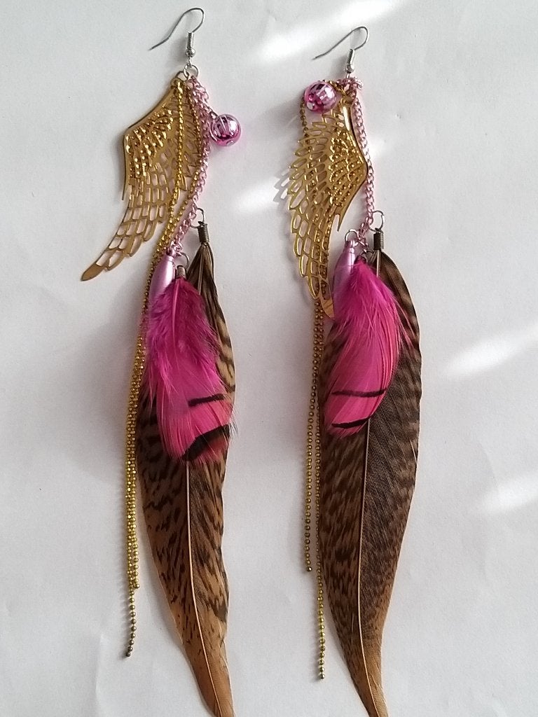 Bruine roze veren met kraaltjes hang oorbellen, Overige materialen, Hangers, Bruin, Ophalen of Verzenden