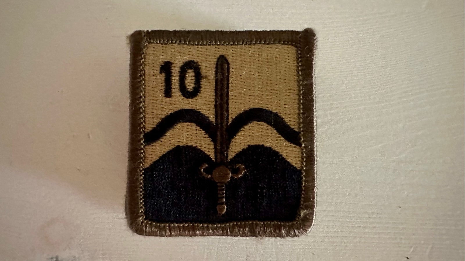 embleem 10 infanterie bewaking beveiliging, Ophalen of Verzenden, Gebruikt