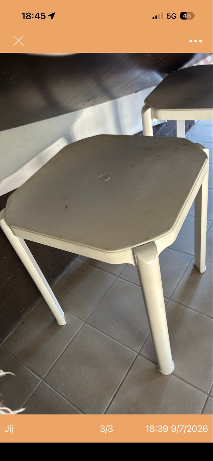Gratis af te halen: 4 stoelen en 2 tafels, Tuin en Terras, Ophalen, Gebruikt, Vierkant, Kunststof