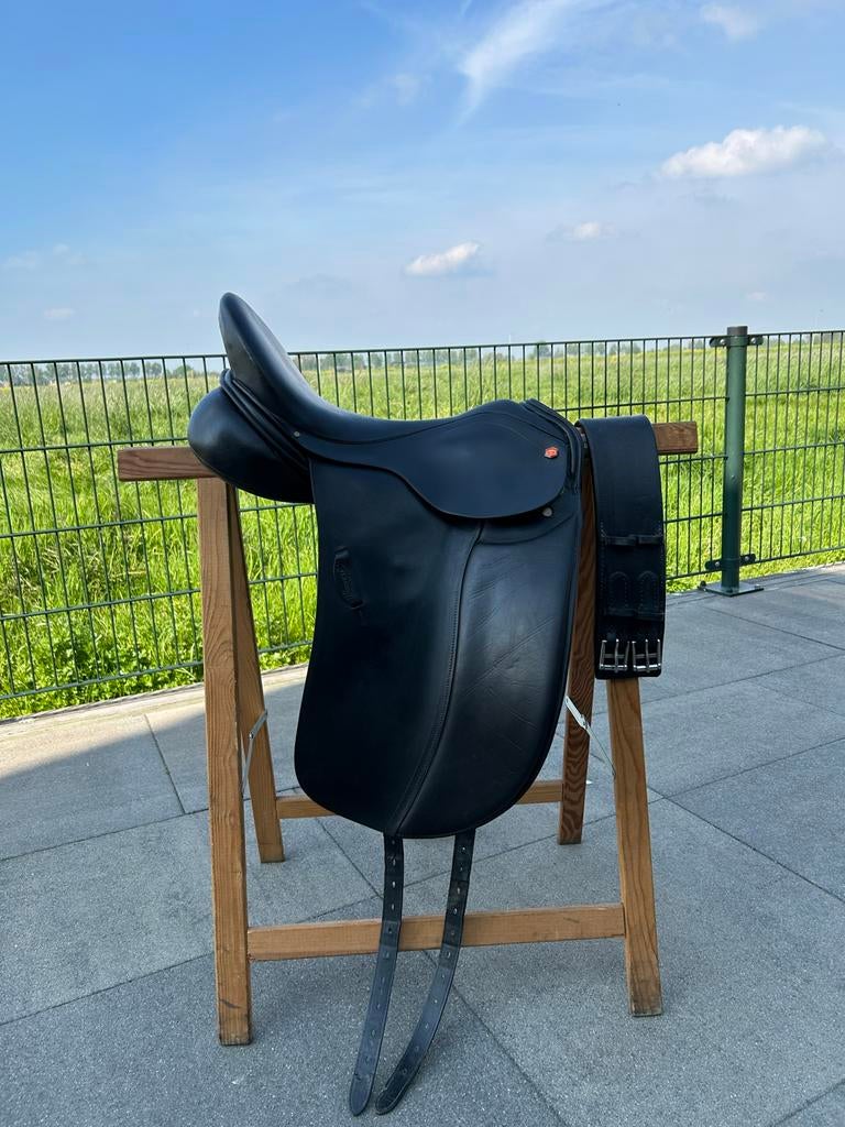 Albion Dressuurzadel 17 inch, Dieren en Toebehoren, Paarden en Pony's | Zadels, Ophalen, Dressuur