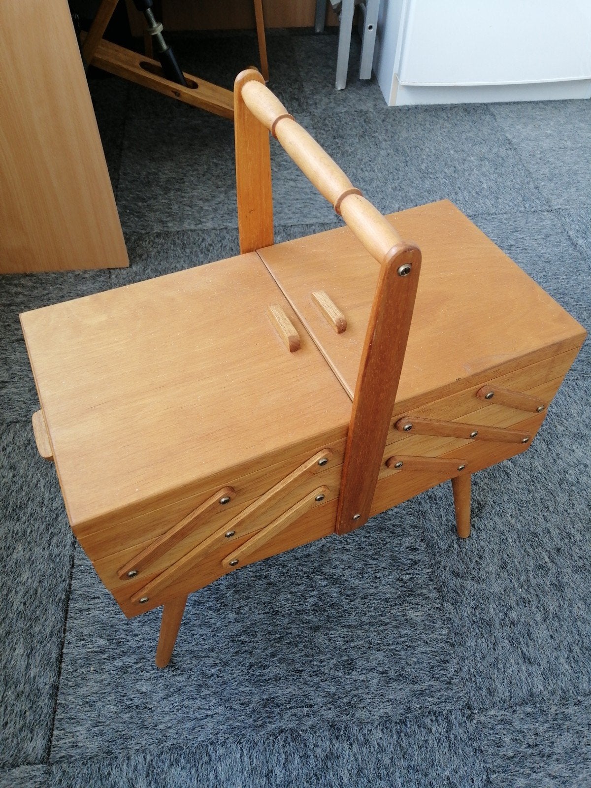 Vintage Houten Naaidoos op Poten - Uitklapbaar, Hobby en Vrije tijd, Naaien en Fournituren, Ophalen of Verzenden, Gebruikt, Overige typen