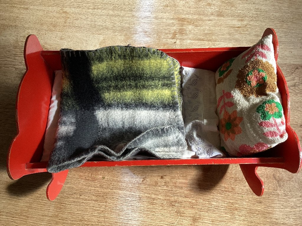 Rood houten vintage poppen schommel wiegje met konijntjes, Ophalen of Verzenden, Gebruikt, Pop