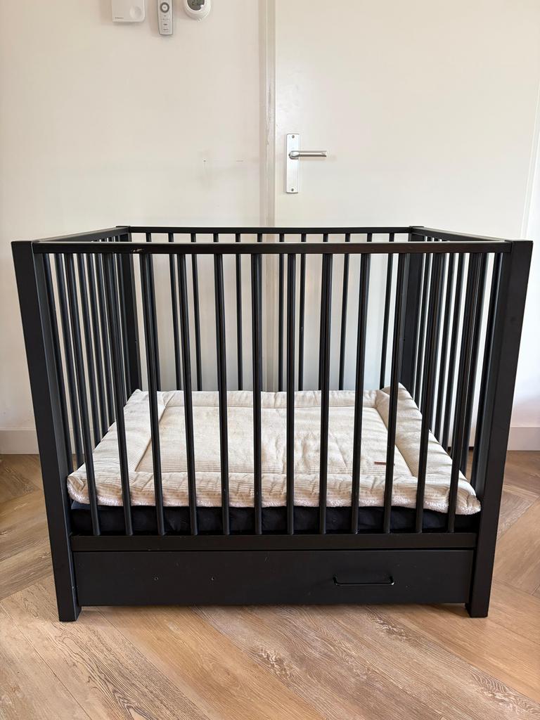 Babybox, zwart met lade, Ophalen, Zo goed als nieuw, In hoogte verstelbaar