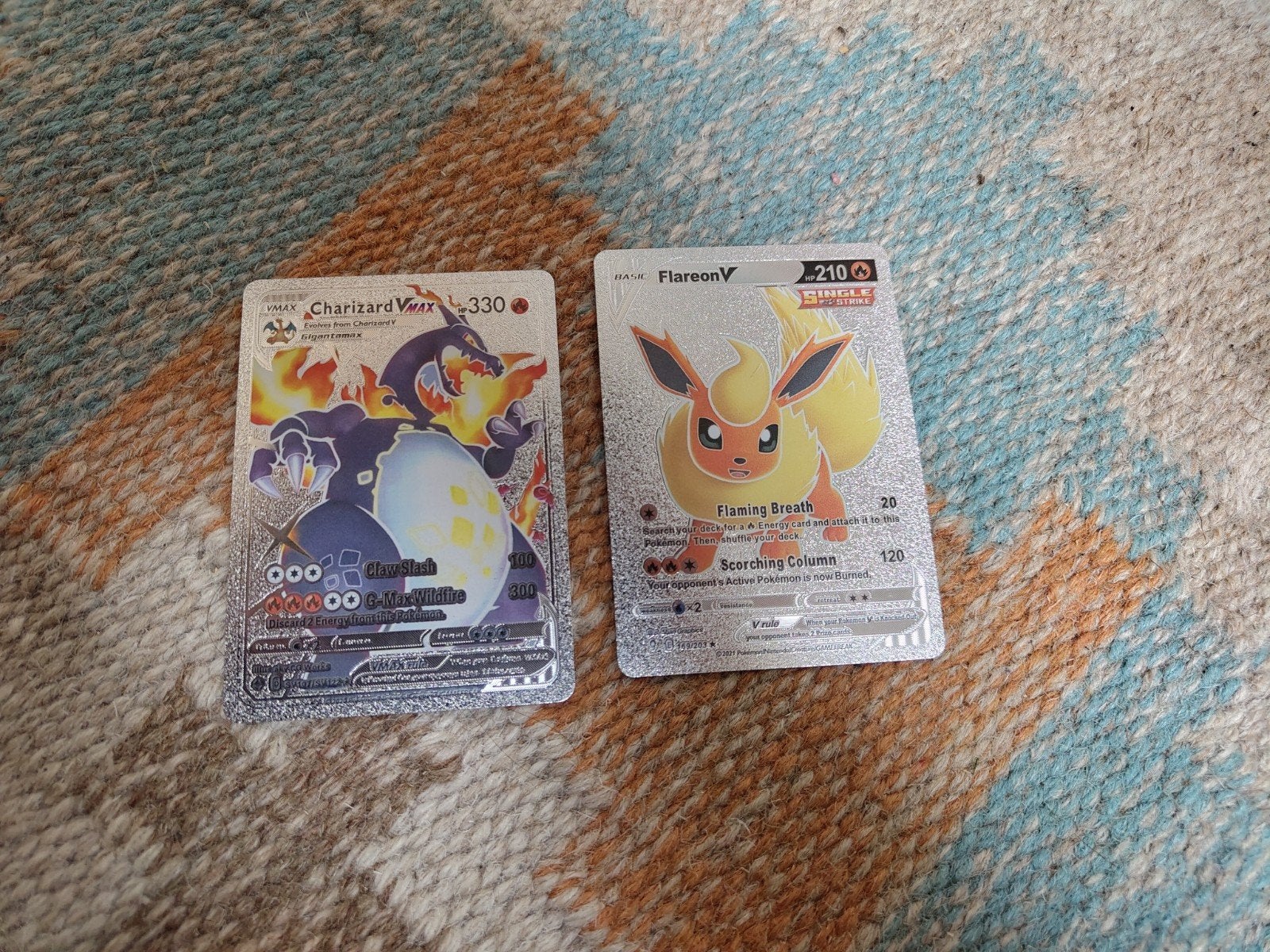 Pokémon Kaarten: Flareon V en Charizard VMAX (Foil), Ophalen of Verzenden, Gebruikt, Meerdere kaarten, Foil