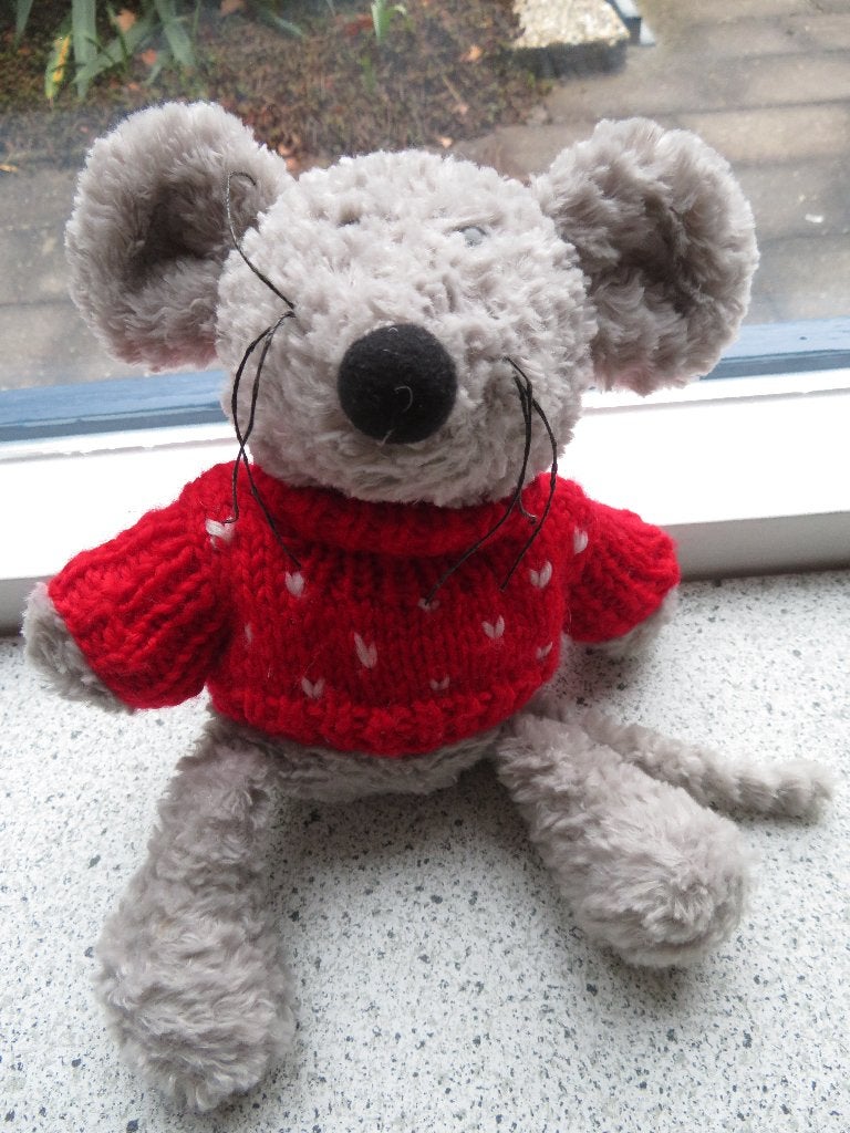 Grijze muis in rood gebreide trui merk Christmas House, Kinderen en Baby's, Ophalen of Verzenden, Zo goed als nieuw, Muis, Korrelvulling