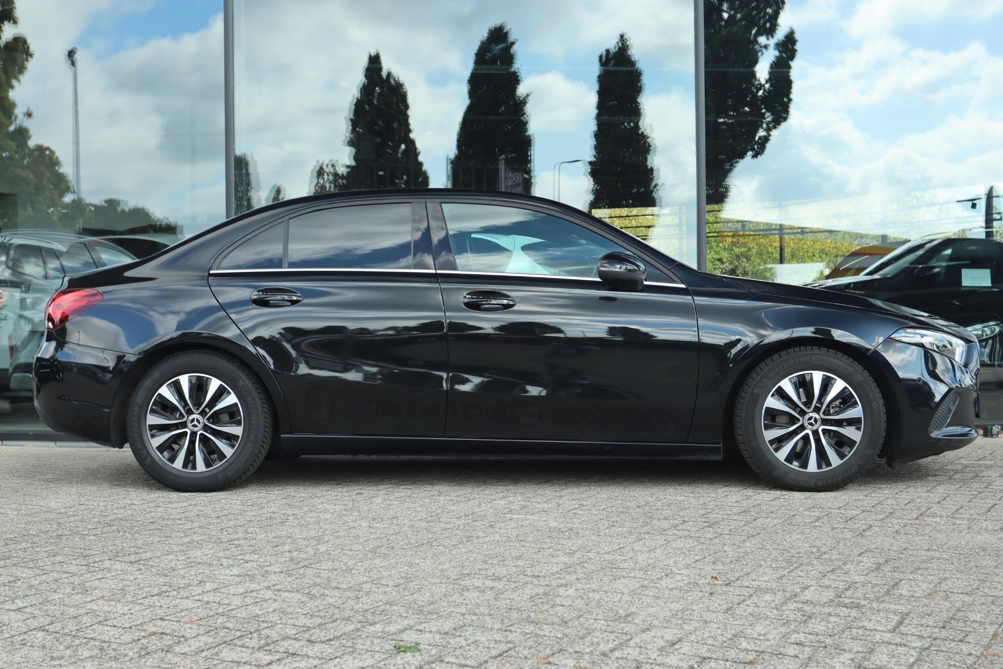 MERCEDES-BENZ A-KLASSE 180 BUSINESS SOLUTION AUT. | ORIG NL, 136 pk, 4 cilinders, Zwart, Origineel Nederlands