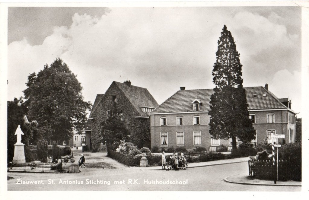 Zieuwent, St. Antonius Stichting met R.K. H.H. school. 7623, Ophalen of Verzenden, 1940 tot 1960, Gelopen, Gelderland
