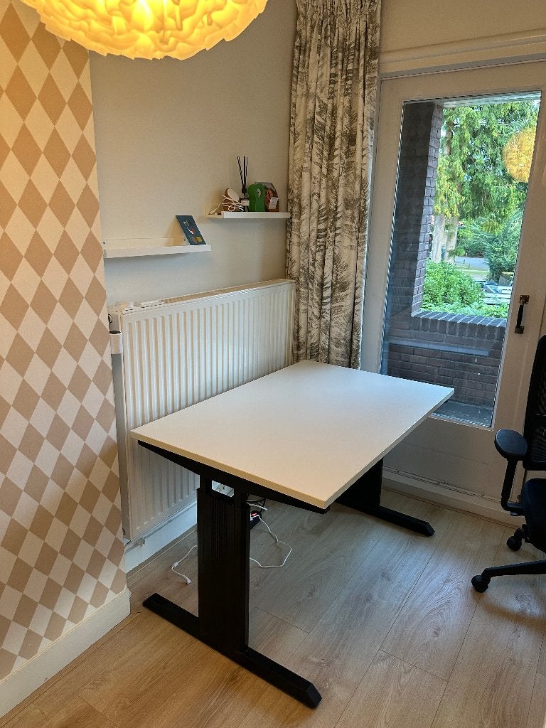 Bureau, Huis en Inrichting, Ophalen, Gebruikt, In hoogte verstelbaar, 121 cm