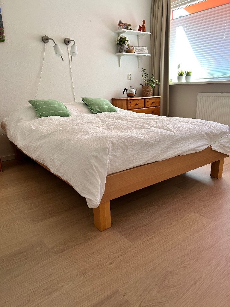 Tweepersoons bed 140x200 cm;houten ombouwen beuken fineer, Ophalen, Gebruikt, Sober, Bruin