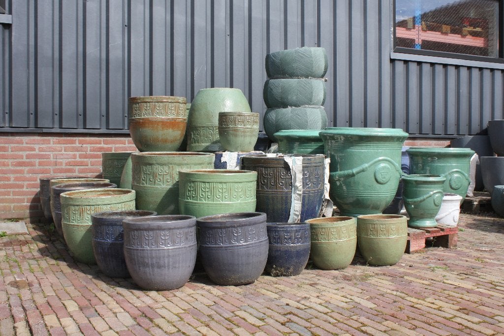 Nieuwe aardewerk bloempotten geglazuurd groen en blauw