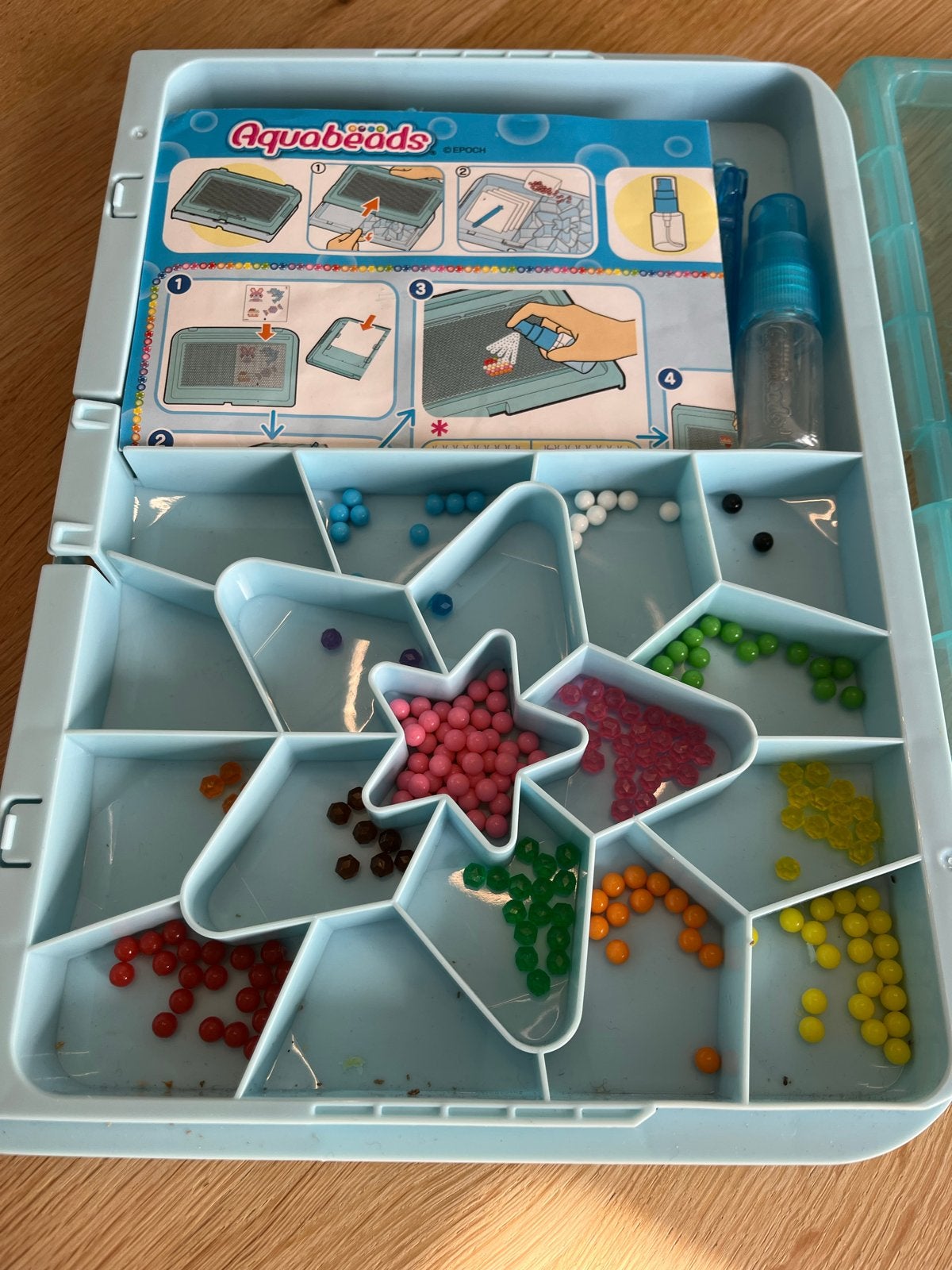 Aqua Beads knutselset met diverse kralen en voorbeelden, Ophalen of Verzenden, Gebruikt, Knutselen