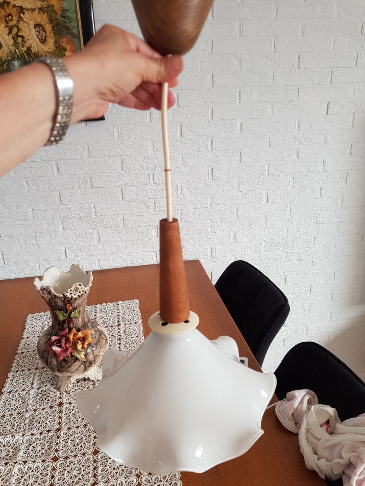 Vintage hanglamp met opaline glazen kap en houten accent, Ophalen of Verzenden