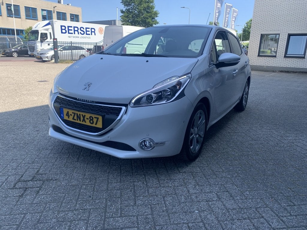 Peugeot 208 1.2 PureTech Allure (bj 2014), Auto's, Euro 6, Automatische klimaatregeling, Wit, Leder