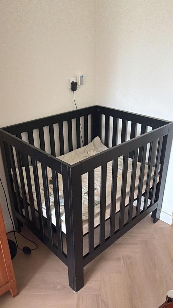Zwart houten box, Kinderen en Baby's, Boxen, Ophalen, Gebruikt, Rechthoekig, In hoogte verstelbaar