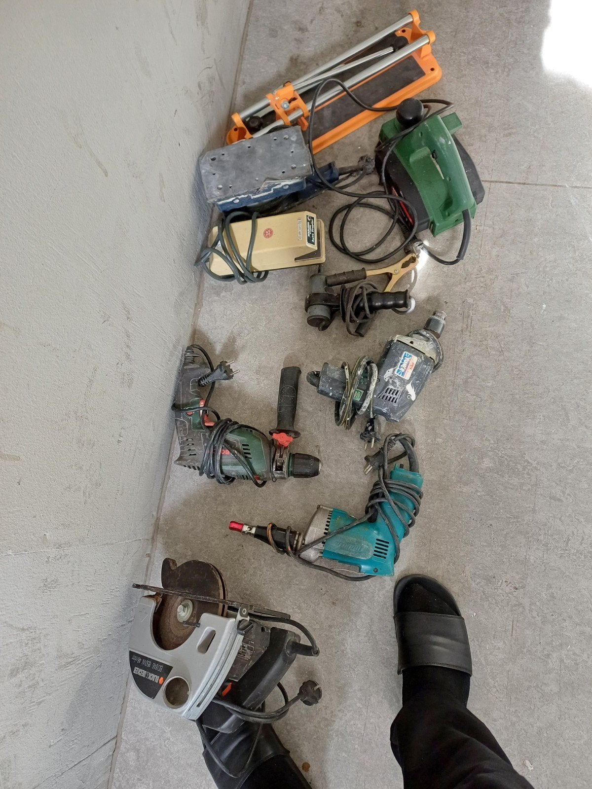 Diverse gereedschap: boormachines, slijpers, zaag en meer