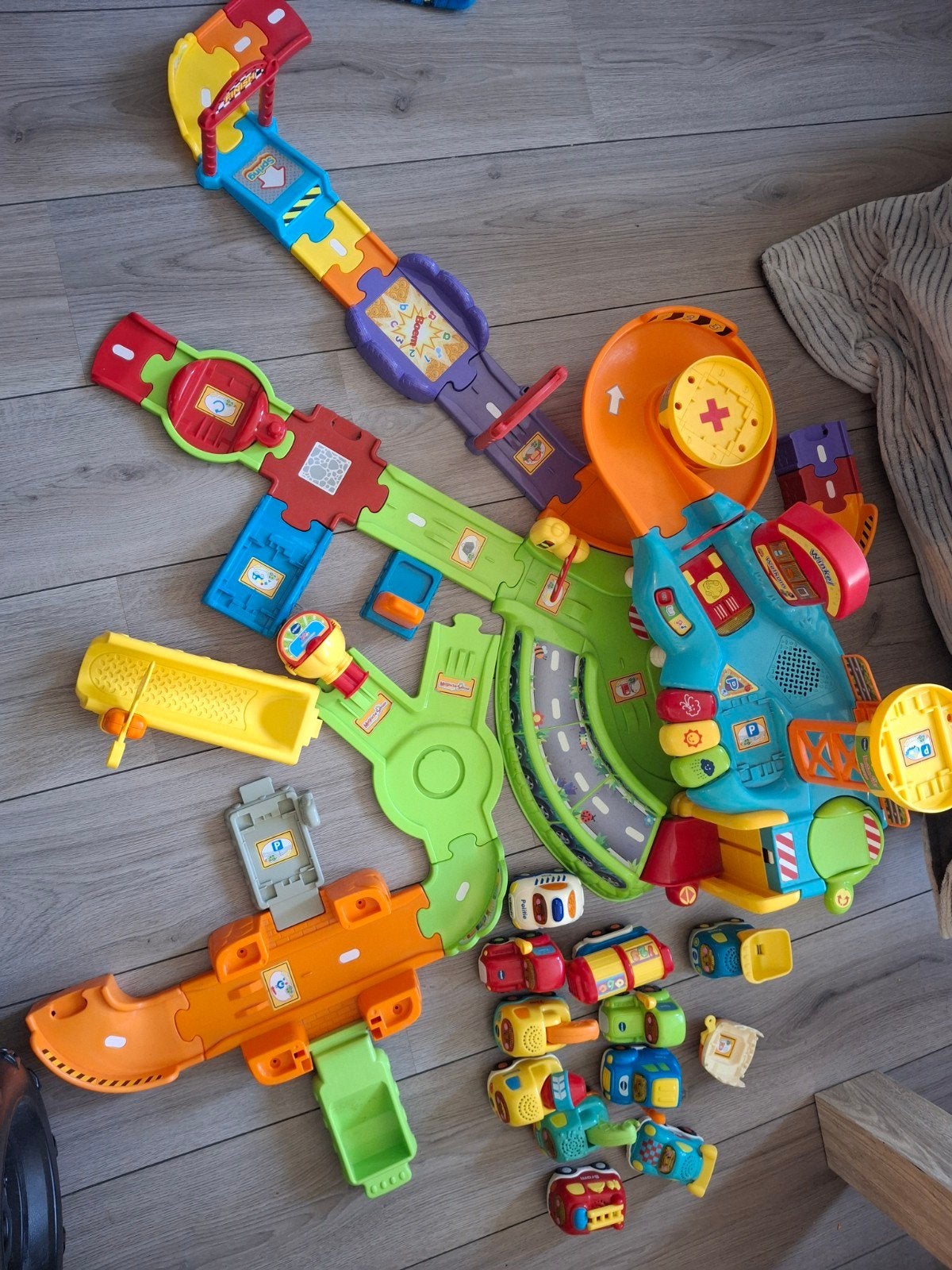 toet toet auto garage, Kinderen en Baby's, Speelgoed | Vtech, Ophalen, Zo goed als nieuw, 2 tot 4 jaar