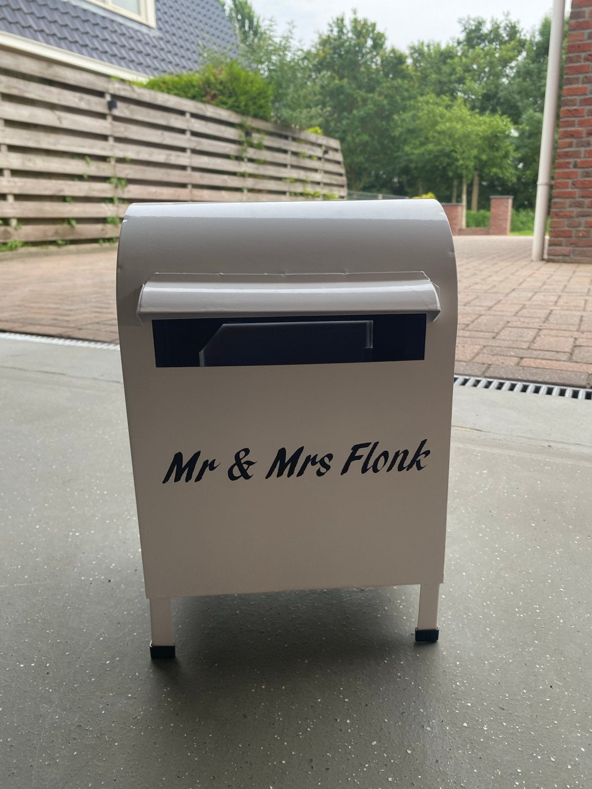 Brievenbus bruiloft 'Mr & Mrs Flonk' - Perfect voor kaarten, Ophalen of Verzenden, Zo goed als nieuw, Staal, Staande brievenbus
