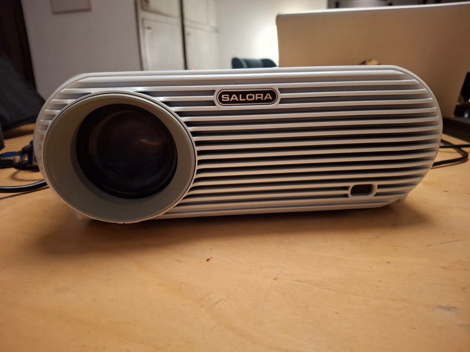 Salora Beamer met snoeren en rolkoffertje, Ophalen of Verzenden