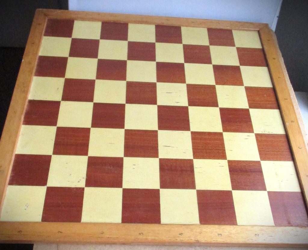 Schaakbord Homas~Schaak en Dambord op achterkant~Hout, Ophalen of Verzenden, Minder dan 500 stukjes, Gebruikt, Schaken