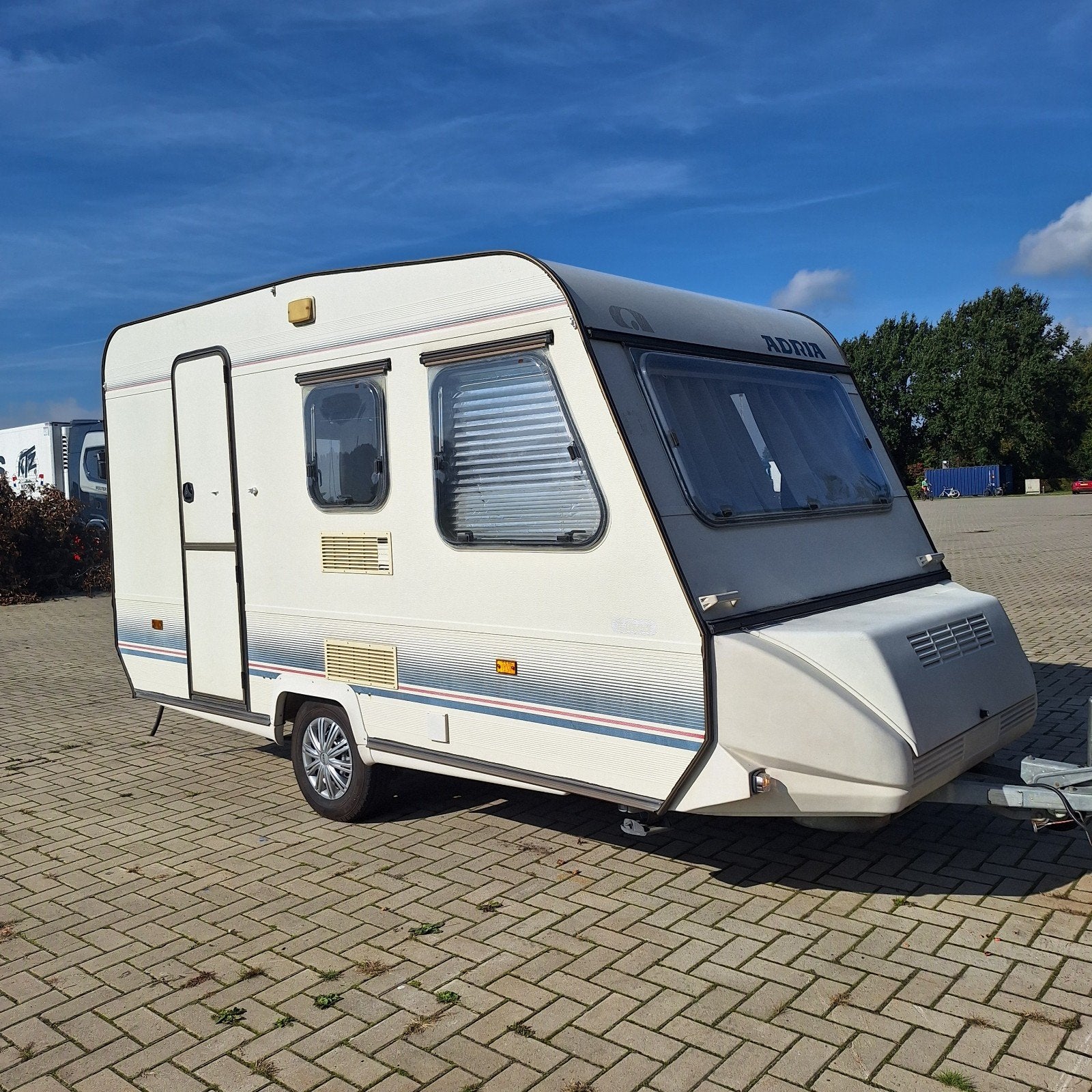 Adria Linea 427, Voortent+luifel, Stapelbed, Fietsendrager