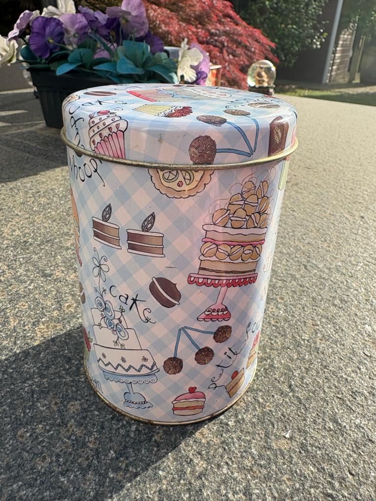 Leuke retro style  koektrommel/opbergblik met gebakjes print, Gebruikt, Meerkleurig, Overige stijlen, Ophalen of Verzenden