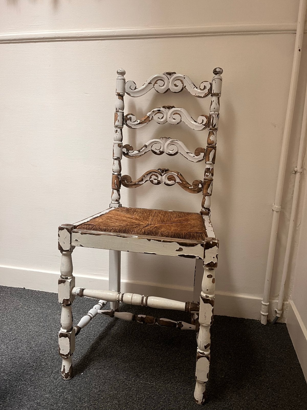 Brocante Franse stoel wit met doorleefde look, Ophalen
