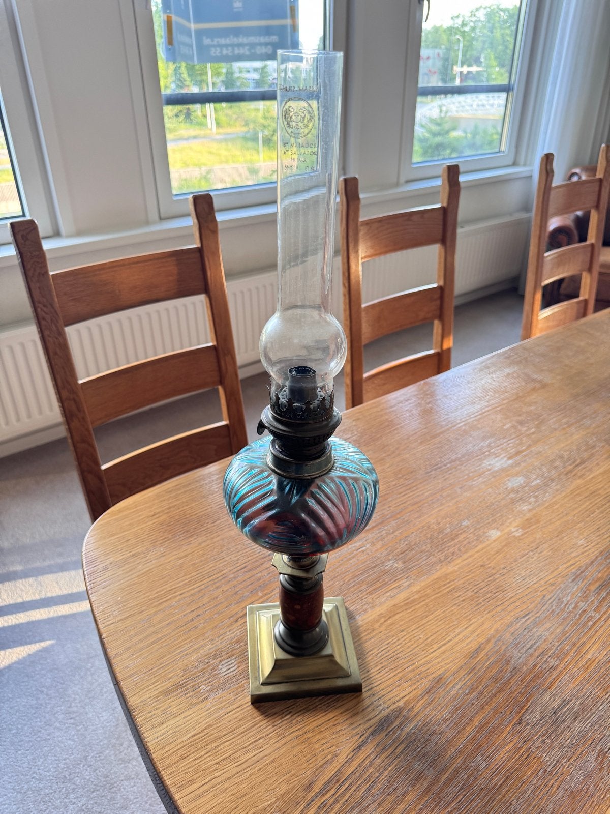 Antieke olielamp met gekleurd glas en messing voet, Antiek en Kunst, Ophalen