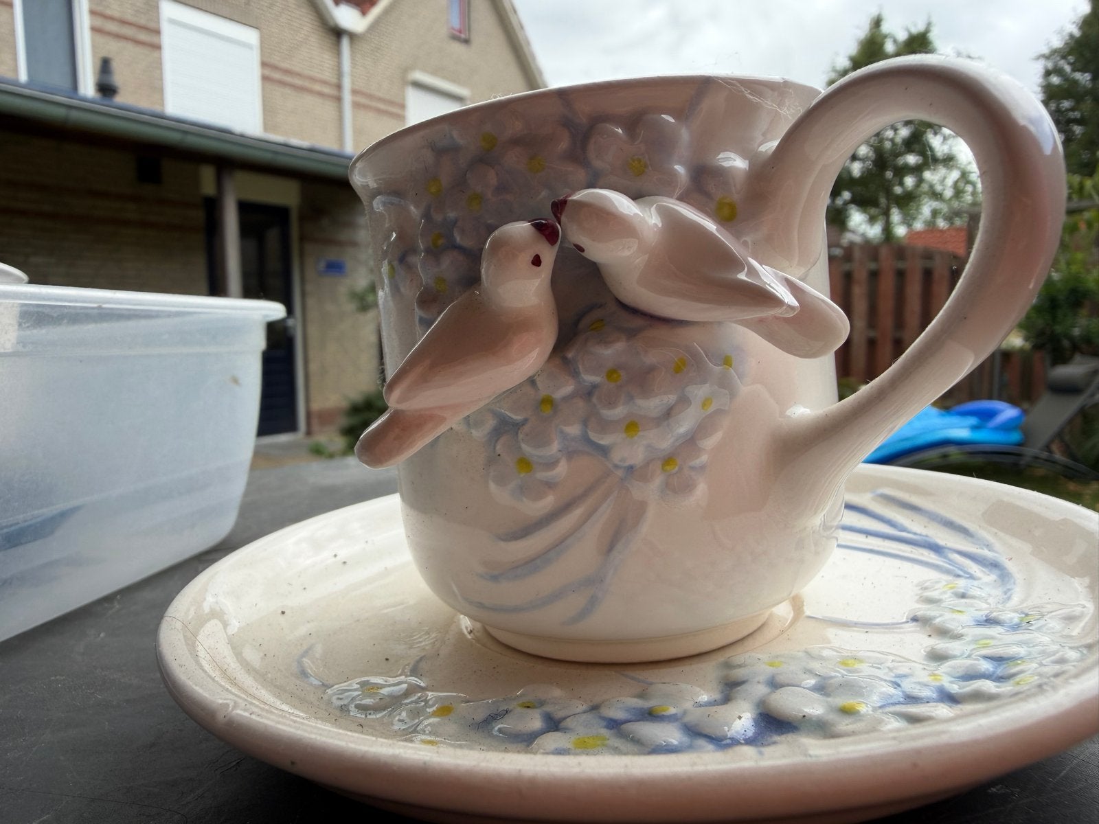 Set van 2 kop en schotels met vogels en bloemen, Ophalen, Gebruikt, Overige merken, Keramiek