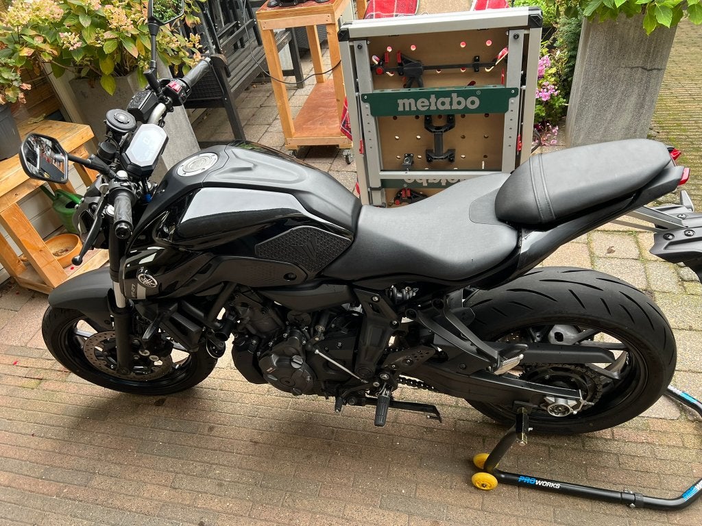 Yamaha MT07 Pure 2023 + Hardware voor A2, Motoren, 2 cilinders, ABS, Motorrijbewijs A, Gebruikt