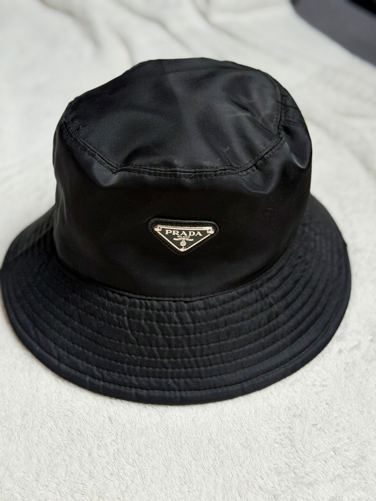 Prada Hoed - Stijlvolle Zwarte Bucket Hat, Ophalen of Verzenden, Zo goed als nieuw, One size fits all, Hoed