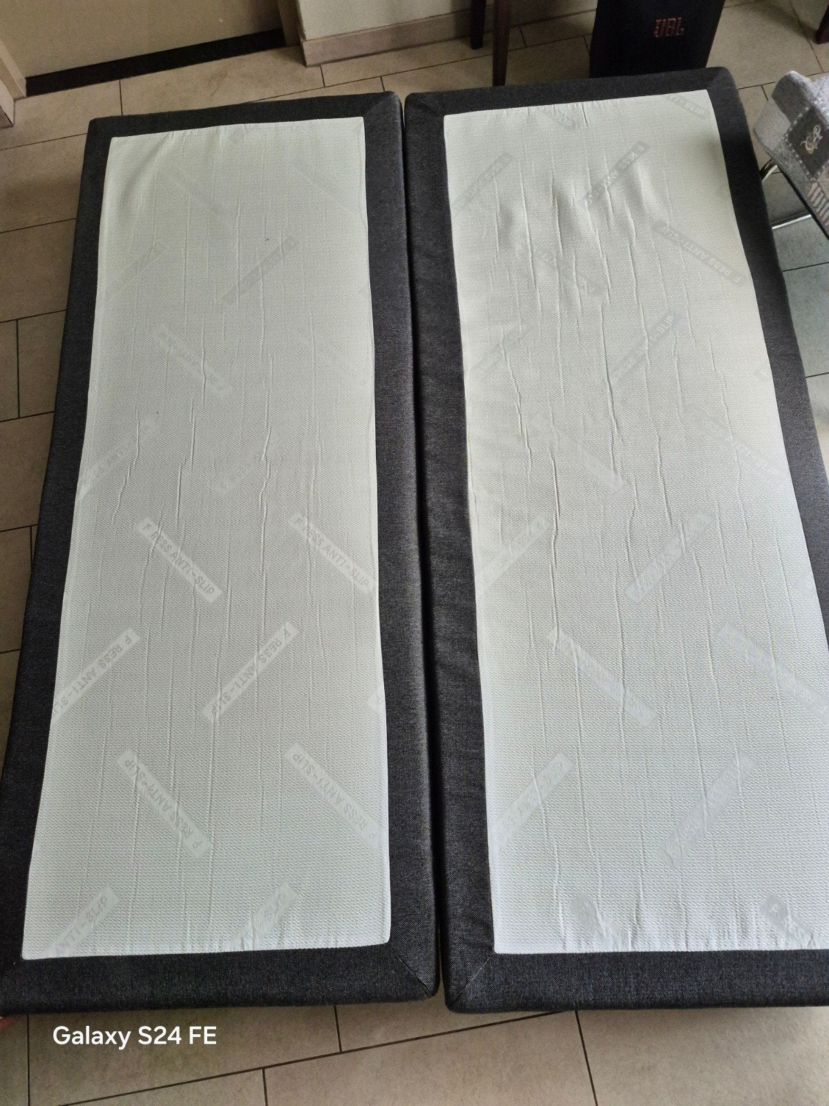 Twee eenpersoons boxsprings, grijs, 80x200 cm, Eenpersoons, Ophalen of Verzenden, Zo goed als nieuw, 80 cm