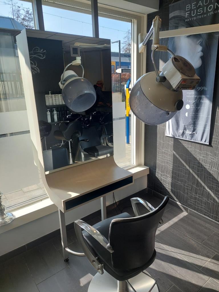 Kappersspiegel met werktafel en opbergruimte, Ophalen