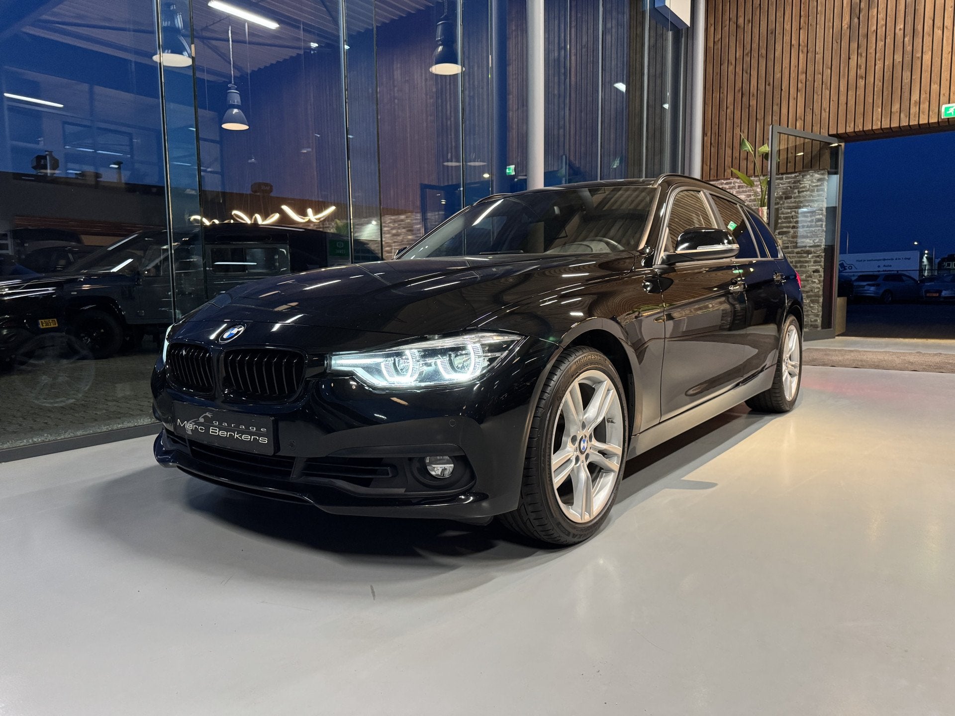 BMW 3 Serie Touring 318i High Exe aut. 18" stoelverw. elektr, Auto's, Automaat, Gebruikt, 1465 kg, Zwart
