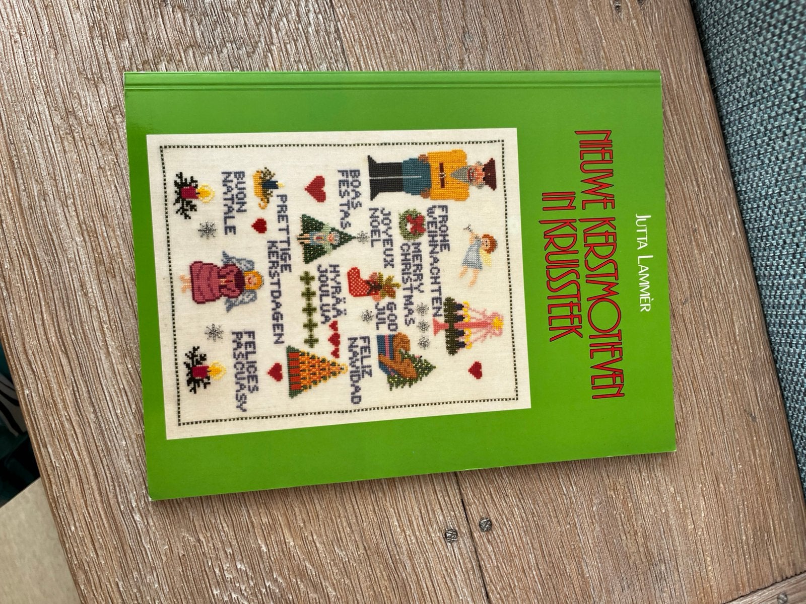 Te koop boek met kerstmotieven  om te borduren, Ophalen, Zo goed als nieuw, Overige onderwerpen