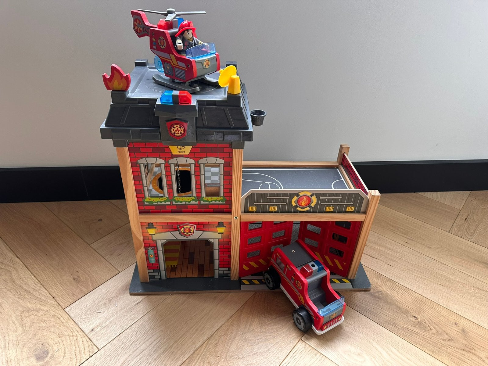 Houten speelgoed brandweerkazerne van Hape, Ophalen, Gebruikt