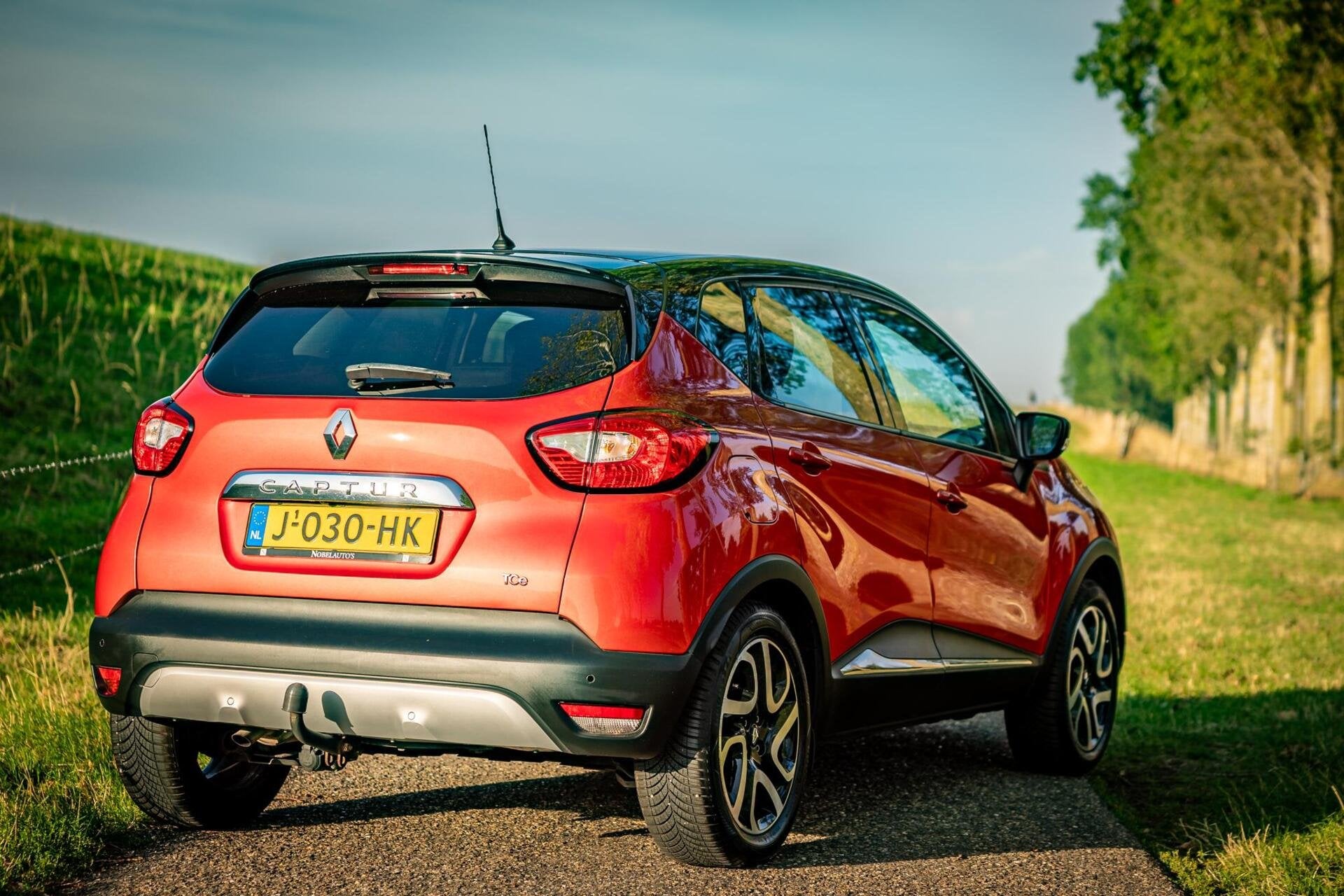 Renault Captur 1.2 TCe Helly Hansen|Automaat|Camera|Trekhaak, Auto's, Euro 5, 4 cilinders, Met garantie (alle), Leder