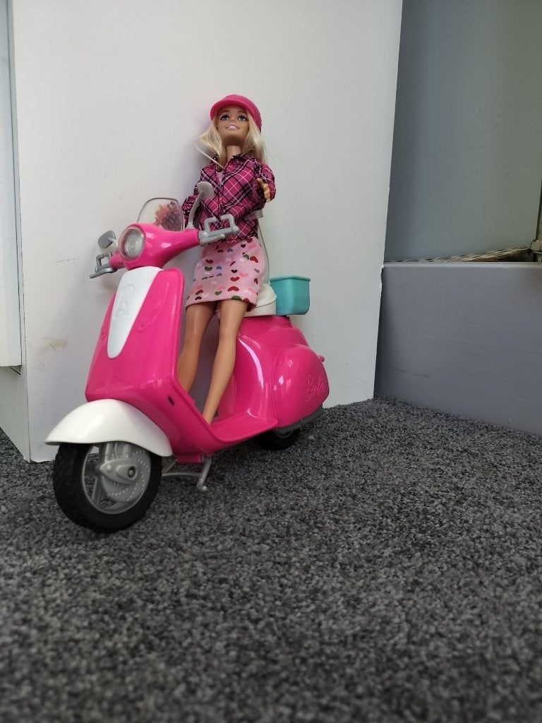 Barbie met scooter, Ophalen of Verzenden, Zo goed als nieuw, Barbie