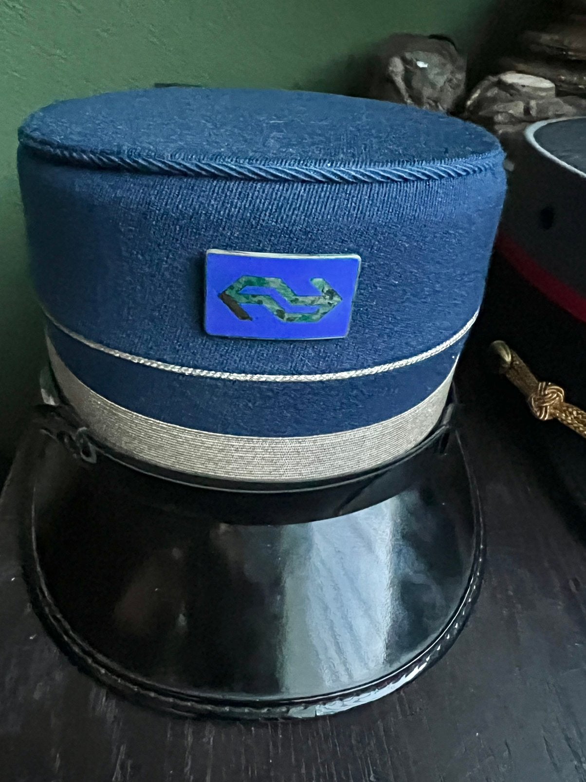 Vintage NS conducteurspet met geëmailleerde speld, Ophalen of Verzenden, Zo goed als nieuw, Trein, Overige typen