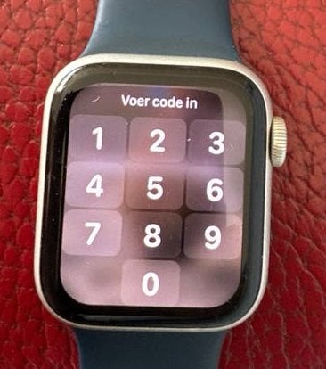 Apple Watch SE (2020) GPS 40mm - Alu met blauw bandje,, Gebruikt, IOS, Ophalen of Verzenden, Waterdicht