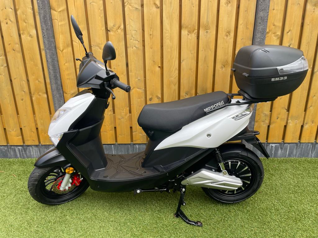Elektrische scooter nipponia wit met koffer in nieuwstaat, Ophalen, Zo goed als nieuw, Elektrisch, Overige merken