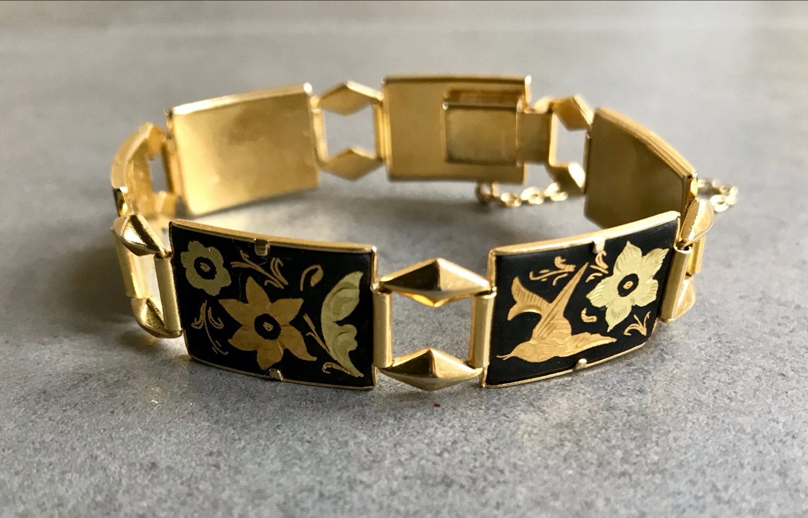 Vintage armband met zwarte emaille en bloemmotief, Ophalen of Verzenden, Zo goed als nieuw, Zwart, Overige materialen