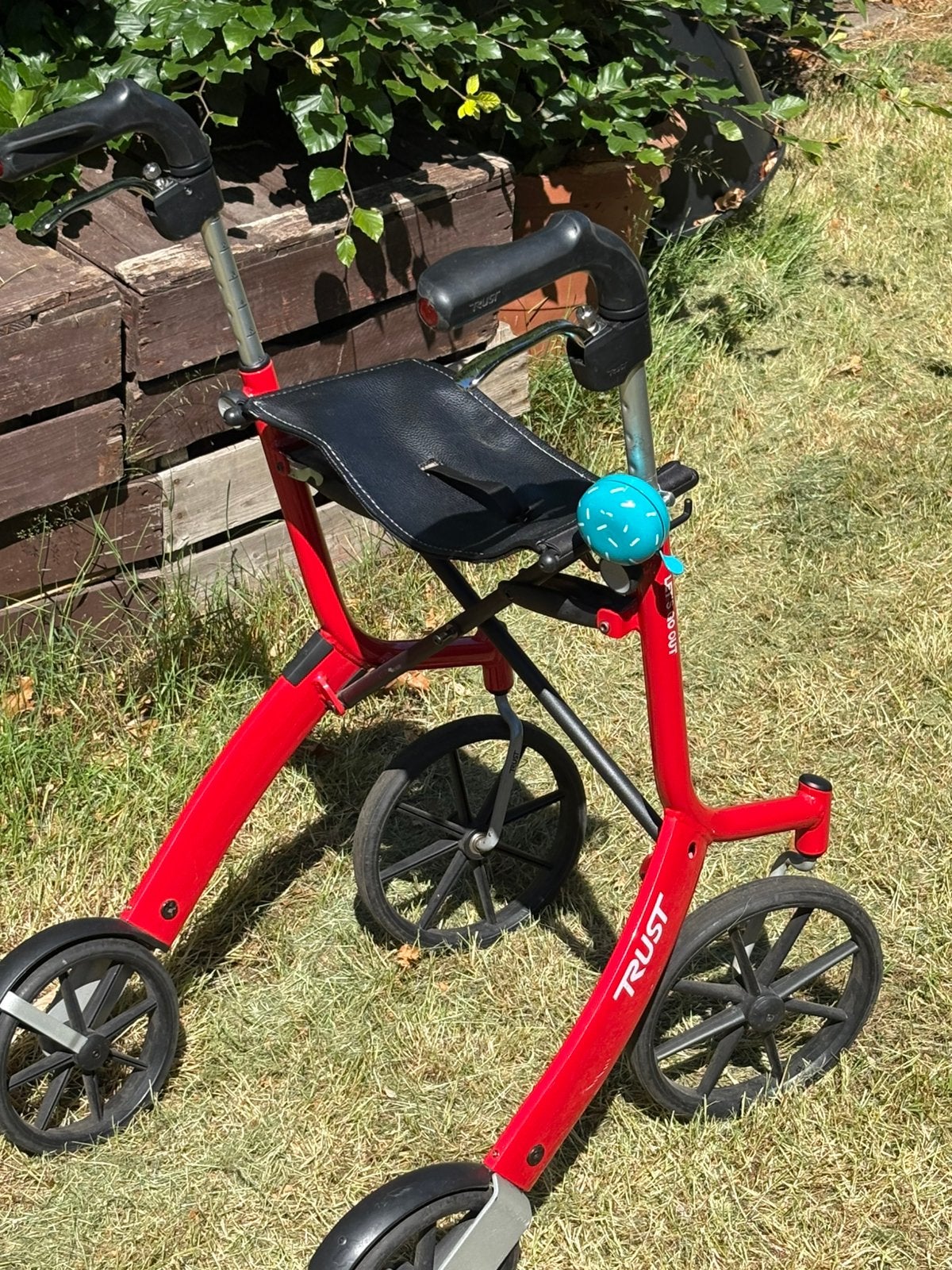 Rode rollator trust, Ophalen, Zo goed als nieuw