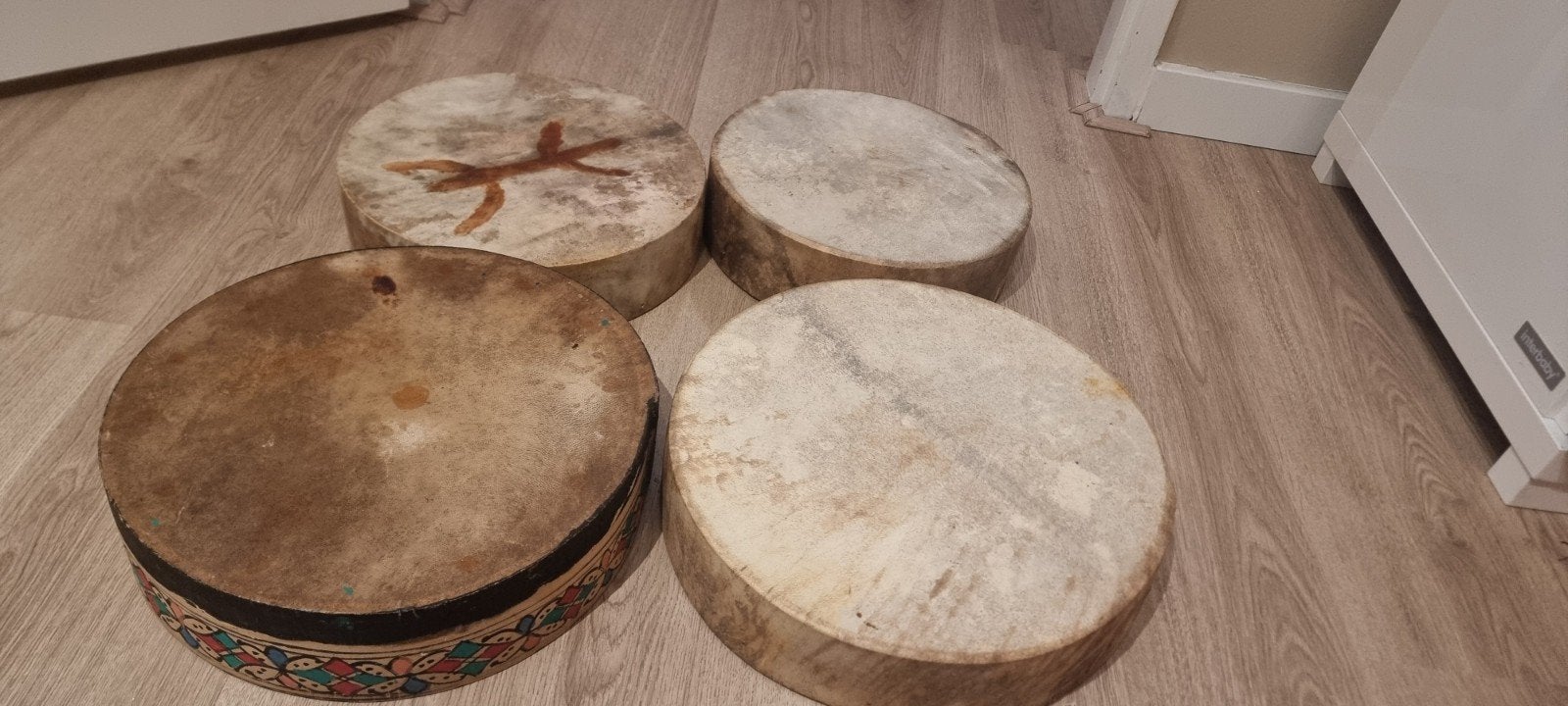 5 lederen trommels (adjoens, bendir) en 1 percussie-instrume, Ophalen of Verzenden, Gebruikt, Trommel