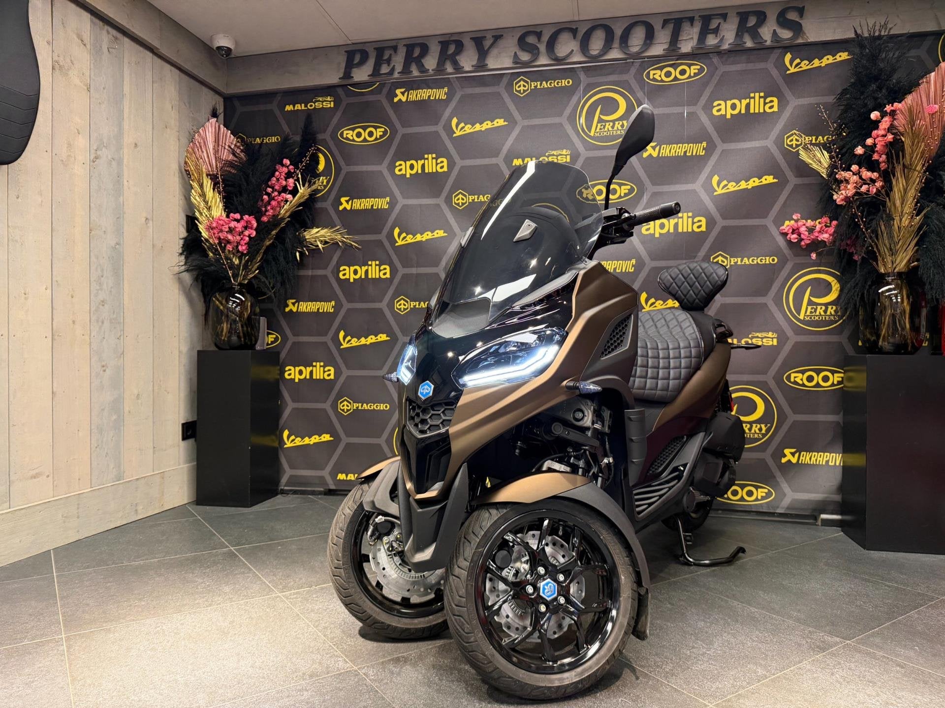 Piaggio 310 MP3 HPE Sport EURO5+ 2026 SPECIALPAINT MARRAKECH, Gedempte oude gracht 112
2011GW   Haarlem, Scooter, Piaggio, 310 cc