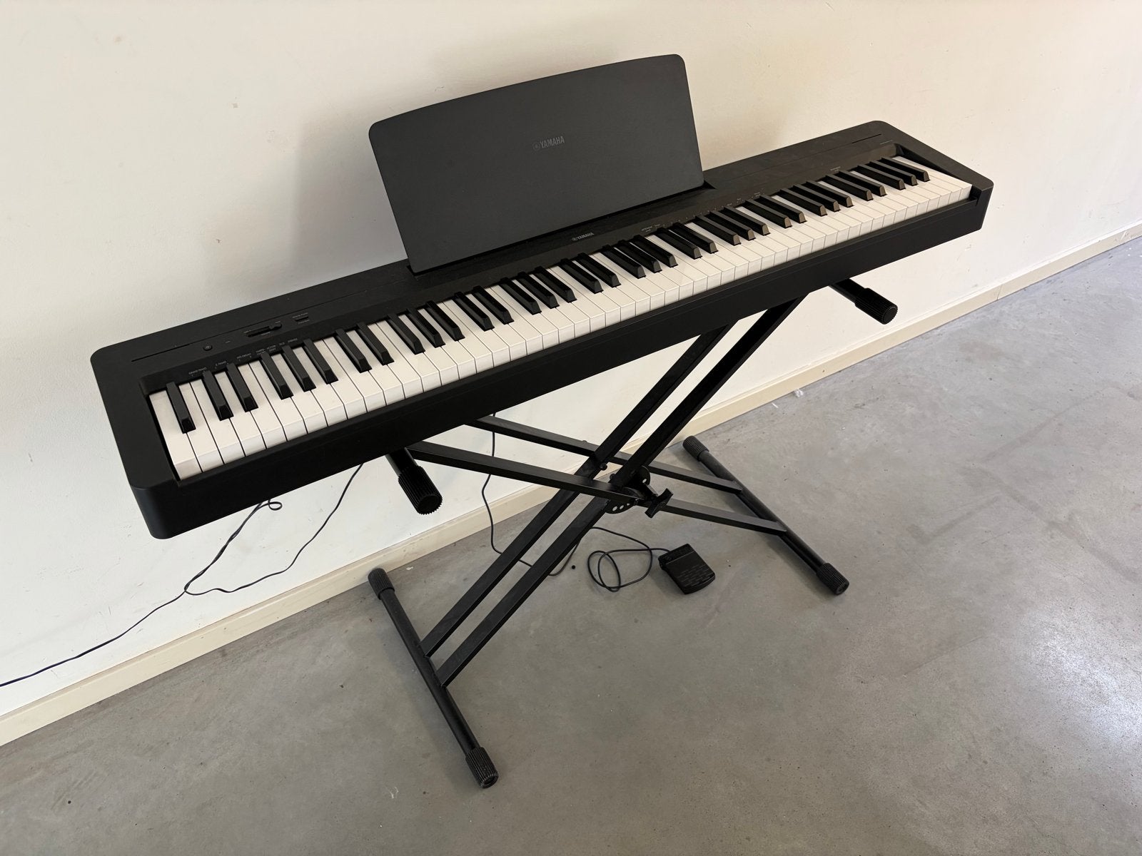 Yamaha Digital Piano P-145 met standaard, Muziek en Instrumenten, Piano's, Ophalen, Zwart, Digitaal, Zo goed als nieuw