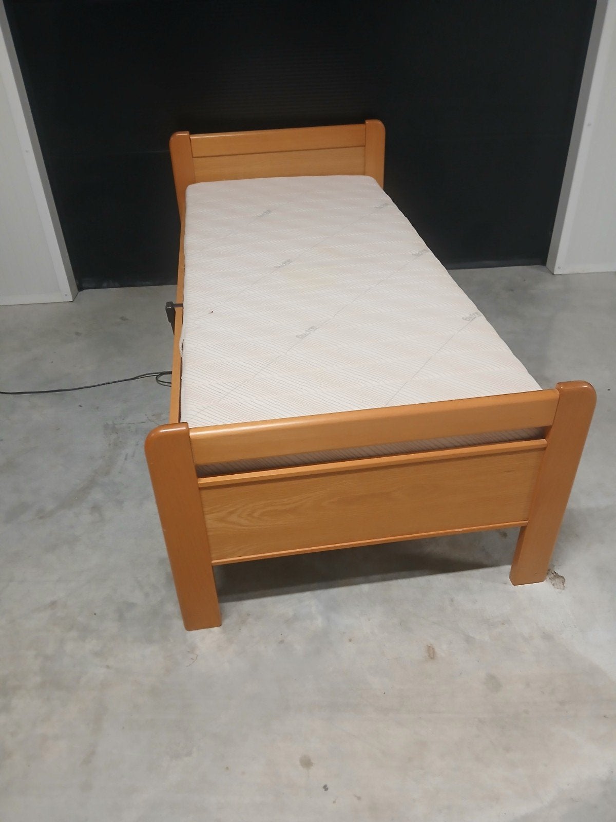 Seniorenbed met elec. verstelbare lattenbodem, 90 cm, Eenpersoons, Bruin, Stoelenco@hotmail.com